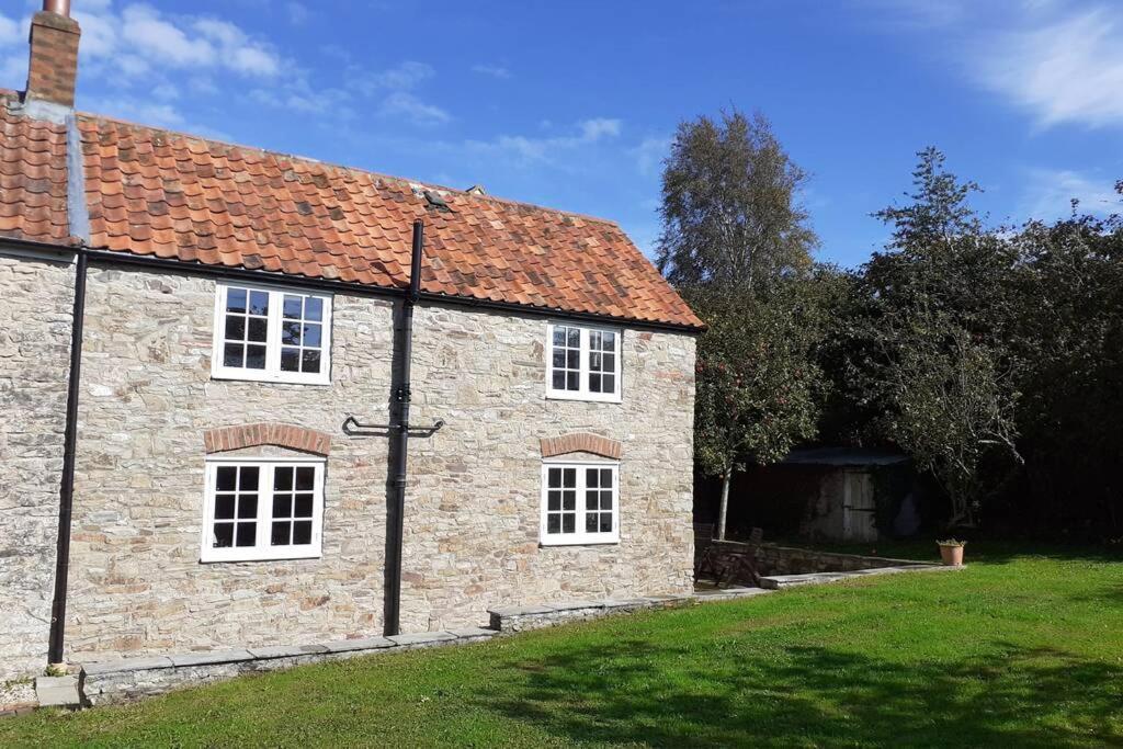 Characterful Cottage Adjacent To An Orchard Brockley Exterior photo