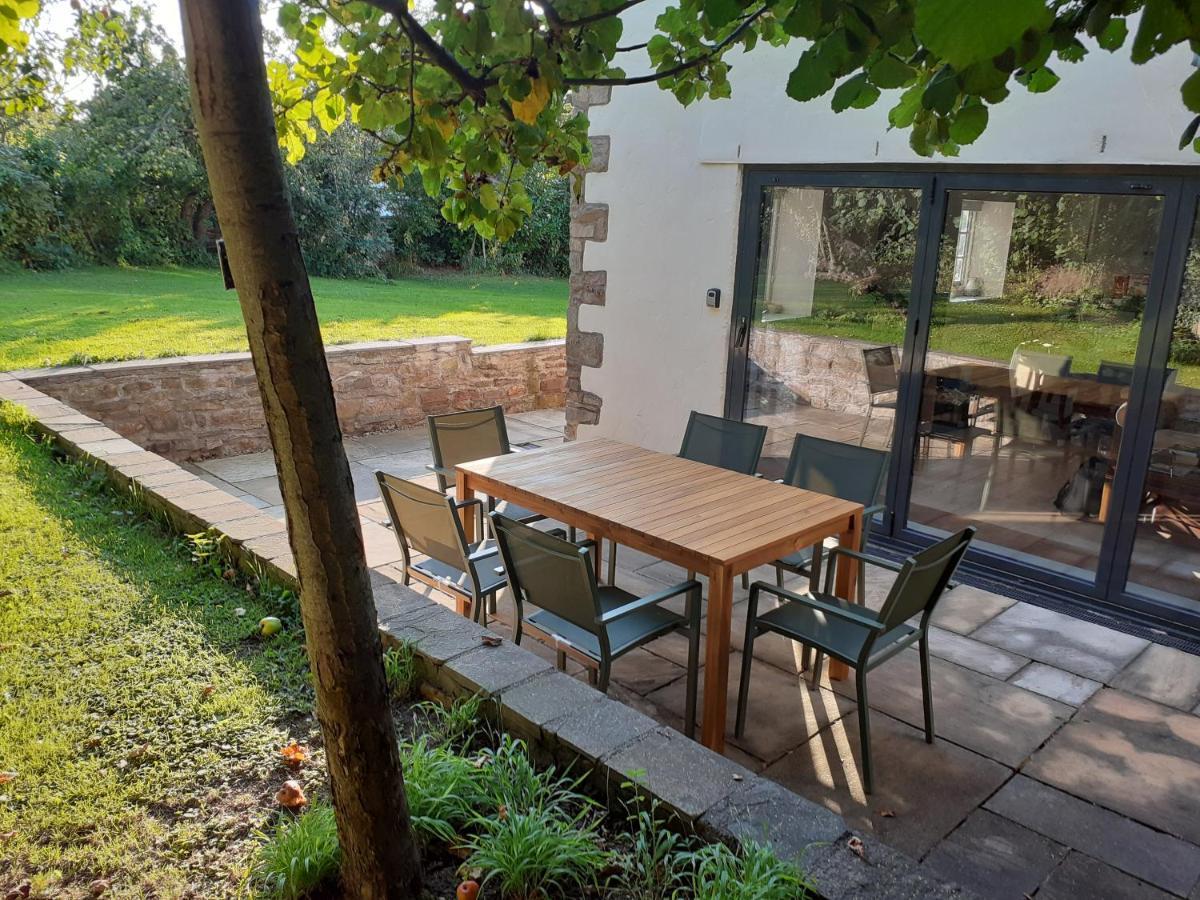Characterful Cottage Adjacent To An Orchard Brockley Exterior photo